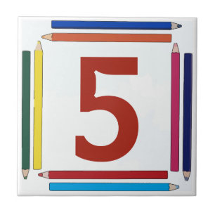 Farbige Stifte Brief und Hausnummer Tilgung Fliese