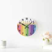 Farbige Stifte in einer Reihe Runde Wanduhr (Zuhause)