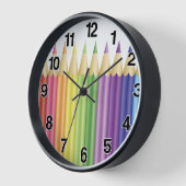 Farbige Stifte in einer Reihe Uhr (Winkel)