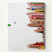 Farbige Stifte malen mehrfarbiges Künstlerjournal Notizblock (Rückseite)