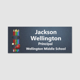 Farbige Stifte über Denim-Erzieher Namensschild