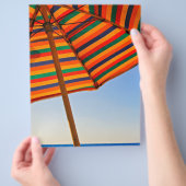Farbige Strandsonnenschirm-Fotografie an einem son Flyer (Hand)