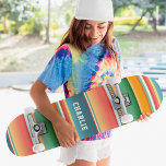 Farbige Streifen mit Personalisiertem Namen Skateboard<br><div class="desc">Farbenfrohe Tribal Stripes Custom Personalisiert Name Skateboard zeigt Ihren personalisierten Namen in der modernen Typografie auf einem farbenprächtigen Streifen Hintergrund in grün, orange, rot und weiß. Personalisieren Sie diese, indem Sie den Text in dem dafür vorgesehenen Textfeld bearbeiten. Geben Sie Ihrem Lieblingskateboarder zu Weihnachten, Geburtstag oder Ihrer BESTE FREUNDIN ein...</div>