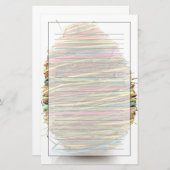 Farbige Stroh-Ostereier über Weiß Briefpapier (Vorne/Hinten)