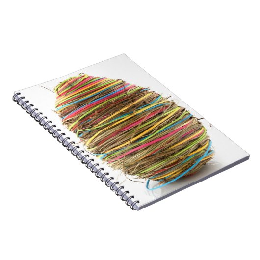 Farbige Stroh-Ostereier über Weiß Notizblock (Rechte Seite)