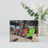 Farbige Stühle auf der Route 66 Postkarte (Stehend Vorderseite)