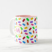 Farbige Süßbären und rosa Monogramm Zweifarbige Tasse (Vorderseite Links)