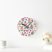 Farbige Sweet Cupcakes Muster Name Runde Wanduhr (Zuhause)