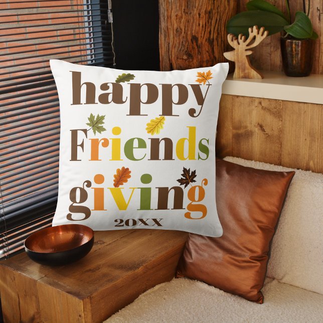 Farbige Typografie Happy Friendsgiving Fall Kissen (Von Creator hochgeladen)