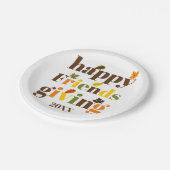 Farbige Typografie Happy Friendsgiving Fall Pappteller (Schrägansicht)
