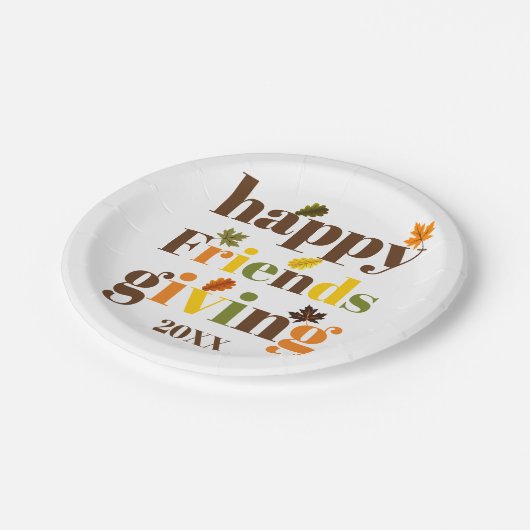 Farbige Typografie Happy Friendsgiving Fall Pappteller (Schrägansicht)