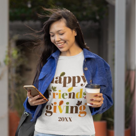 Farbige Typografie Happy Friendsgiving Fall T-Shirt