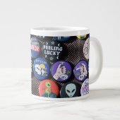 Farbige Vintage Retro-Abzeichen-Sammlung Jumbo-Tasse (Vorderseite Rechts)