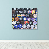 Farbige Vintage Retro-Abzeichen-Sammlung Leinwanddruck (Insitu (Holzboden))