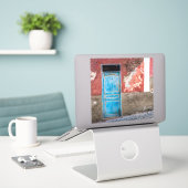 Farbige Wand mit blauer Tür Aufkleber (Laptop auf Schreibtisch)