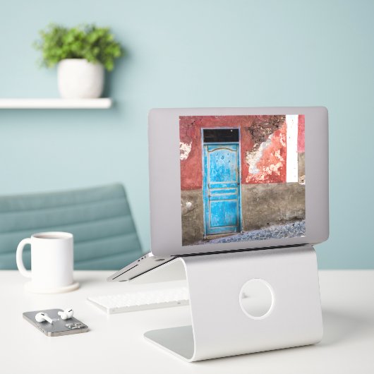 Farbige Wand mit blauer Tür Aufkleber (Laptop auf Schreibtisch)