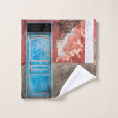 Farbige Wand mit blauer Tür Badhandtuch Set (Waschlappen)