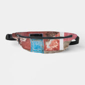 Farbige Wand mit blauer Tür Bauchtasche (Vorderseite)