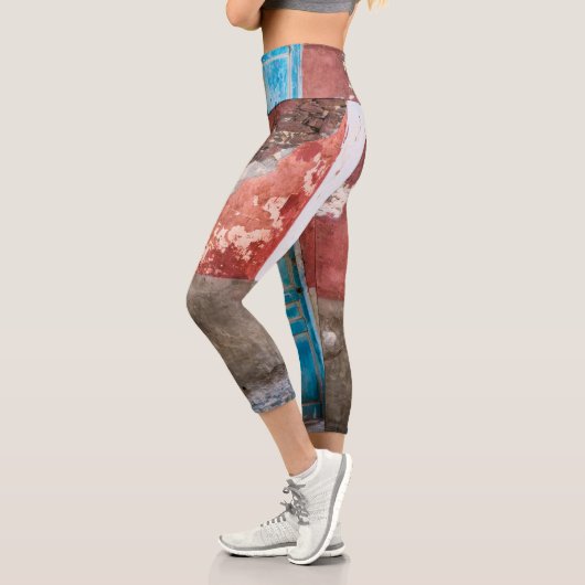 Farbige Wand mit blauer Tür Capri Leggings (Links)