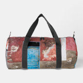Farbige Wand mit blauer Tür Duffle Bag (Rückseite)
