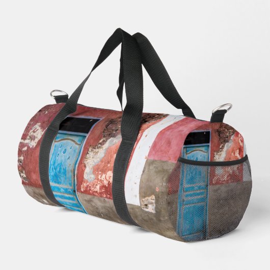 Farbige Wand mit blauer Tür Duffle Bag (Rechte Ecke)