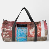 Farbige Wand mit blauer Tür Duffle Bag (Vorderseite)