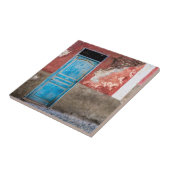 Farbige Wand mit blauer Tür Fliese (Seite)