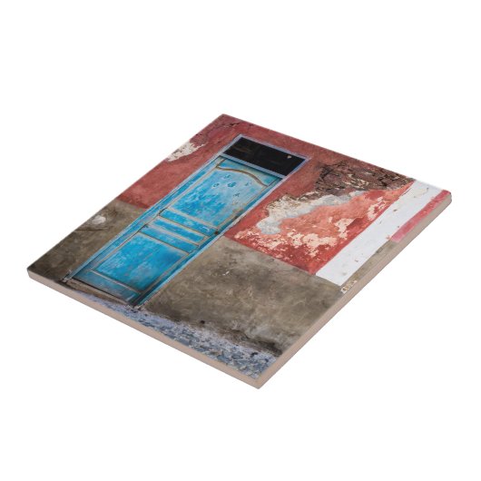 Farbige Wand mit blauer Tür Fliese (Seite)