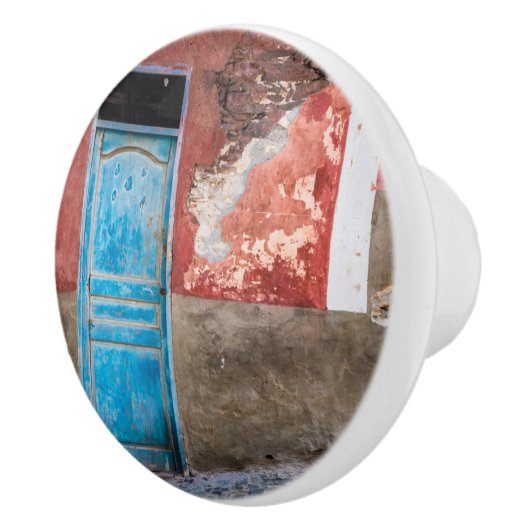 Farbige Wand mit blauer Tür Keramikknauf (Rechts)