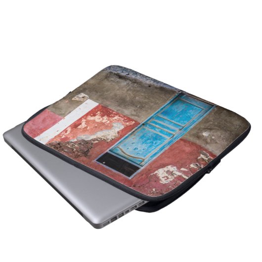 Farbige Wand mit blauer Tür Laptopschutzhülle (Vorne Knopf)