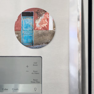 Farbige Wand mit blauer Tür Magnet