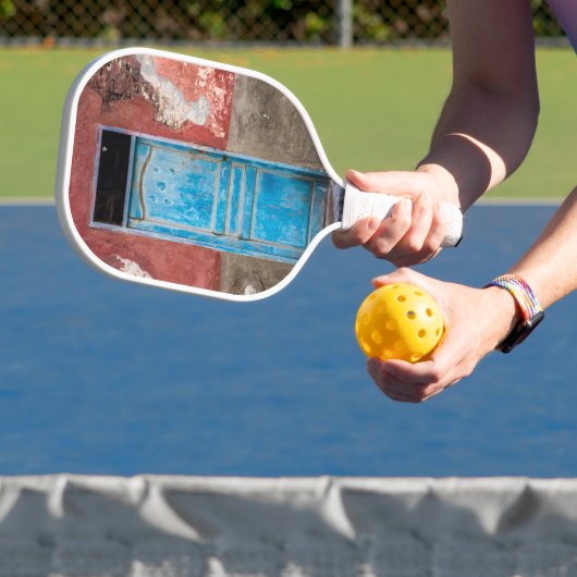 Farbige Wand mit blauer Tür Pickleball Schläger (InSitu)