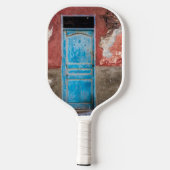 Farbige Wand mit blauer Tür Pickleball Schläger (Rückseite)