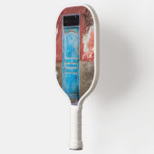 Farbige Wand mit blauer Tür Pickleball Schläger (Links)