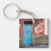 Farbige Wand mit blauer Tür Schlüsselanhänger (Vorderseite)