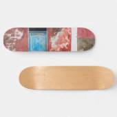 Farbige Wand mit blauer Tür Skateboard (Horizontal)