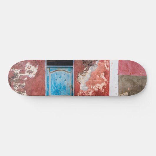 Farbige Wand mit blauer Tür Skateboard (Horizontal)
