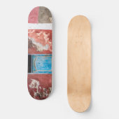 Farbige Wand mit blauer Tür Skateboard (Vorderseite)