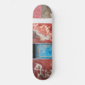 Farbige Wand mit blauer Tür Skateboard (Vorderseite)