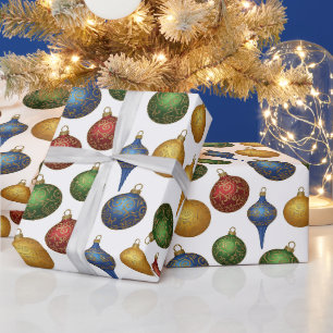 Farbige Weihnachts-Vintage-Ornamente auf Weiß Geschenkpapier