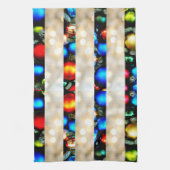 Farbige Weihnachtsbälle und weiße Lichter Streifen Geschirrtuch (Vertikal)