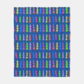 Farbige Weihnachtsbäume auf Blau Fleecedecke (Vorderseite)