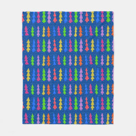 Farbige Weihnachtsbäume auf Blau Fleecedecke