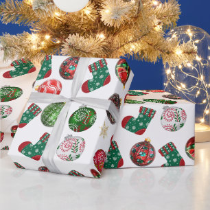 Farbige Weihnachtsdekorationen und -strümpfe Geschenkpapier