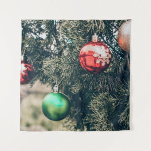 Farbige Weihnachtskugel-Dekoration auf einem Baum. Wandteppich