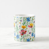 Farbige Wildblumen und grünes Gras Kaffeetasse (Mittel)