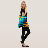 Farbiger abstrakter geometrischer Hintergrund mit  Tasche (Am Model)