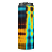 Farbiger abstrakter geometrischer Hintergrund mit Thermosbecher (Rückseite)