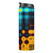 Farbiger abstrakter geometrischer Hintergrund mit Thermosbecher (Nach rechts gedreht)