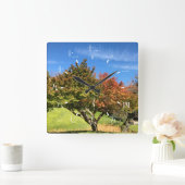 Farbiger Ahornbaum im Herbst Quadratische Wanduhr (Zuhause)